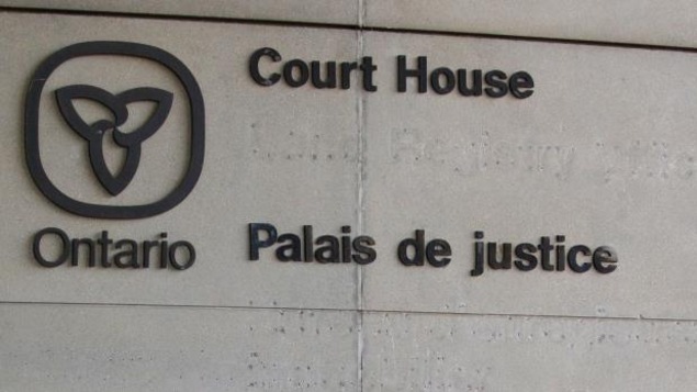 La façade d'un palais de justice. La façade d'un palais de justice.