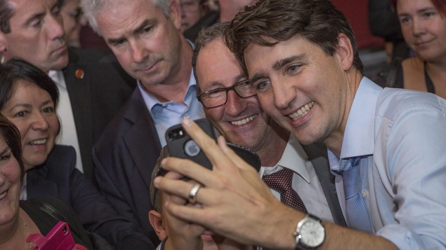 Le premier ministre, Justin Trudeau, prend des égoportraits lors d'une activité partisane à Dolbeau-Mistassini, jeudi, 19 octobre.