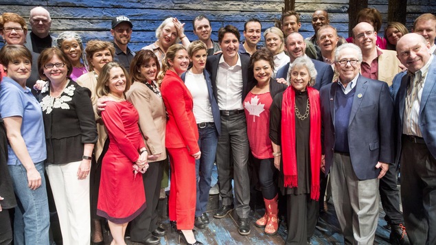 Justin Trudeau et Sophie Grégoire ont pris la pose, entourés de la troupe de la comédie musicale « Come From Away », à New York. Justin Trudeau et Sophie Grégoire ont pris la pose, entourés de la troupe de la comédie musicale « Come From Away », à New York.