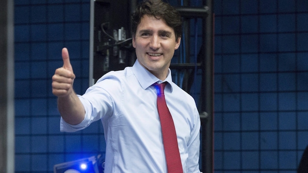 Le premier ministre du Canada, Justin Trudeau, avec le pouce levé. Le premier ministre du Canada, Justin Trudeau, avec le pouce levé.