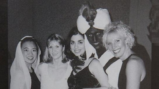 Des participants à une fête costumée.