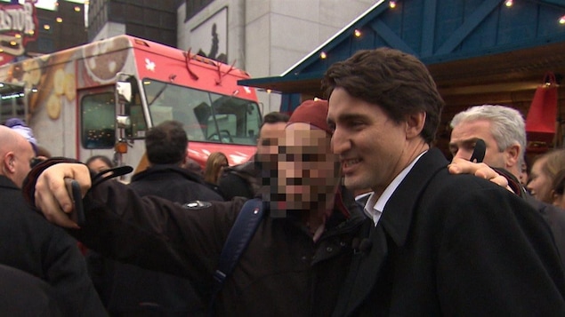 L’un des jeunes qui se sont rendus en Syrie a pris un égoportrait avec le premier ministre Justin Trudeau en 2015 L’un des jeunes qui se sont rendus en Syrie a pris un égoportrait avec le premier ministre Justin Trudeau en 2015