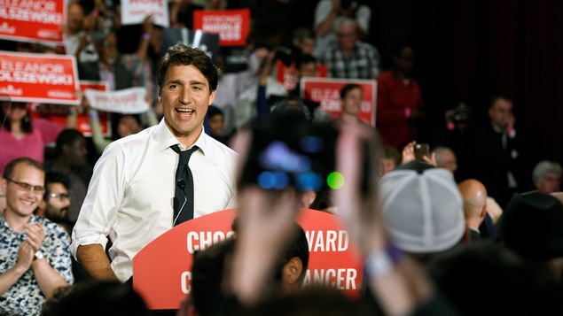 Justin Trudeau s'exprime devant une foule.