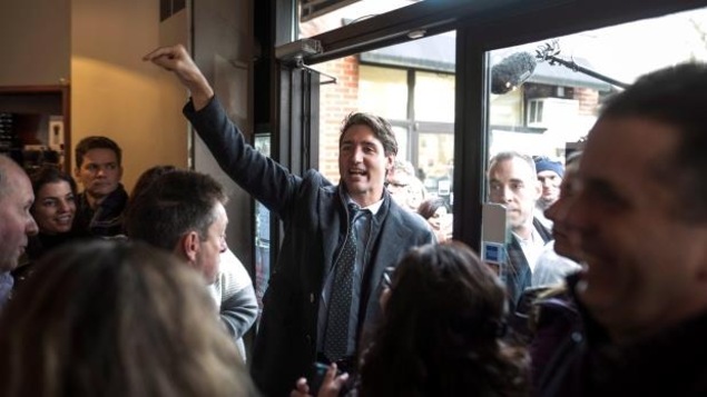Le premier ministre Justin Trudeau prend un bain de foule dans un café d'Halifax, lundi. Le premier ministre Justin Trudeau prend un bain de foule dans un café d'Halifax, lundi.