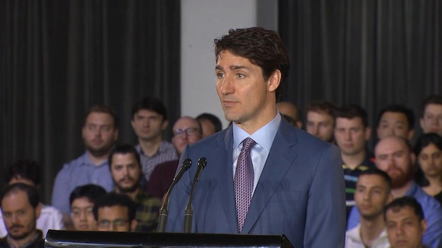 Justin Trudeau fait un discours devant une assemblée,