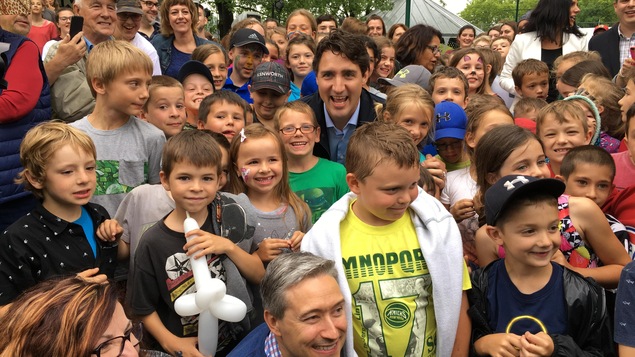 Justin Trudeau entouré de jeunes enfants