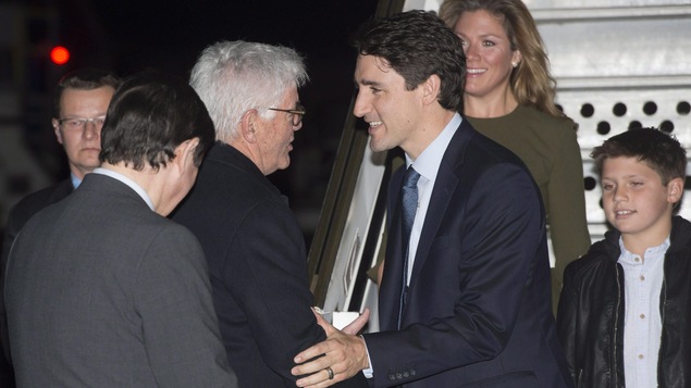 Une poignée de main entre Justin Trudeau et Lawrence Cannon Une poignée de main entre Justin Trudeau et Lawrence Cannon