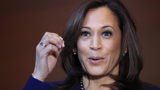 La main levée, Kamala Harris s'adresse aux journalistes, réunis pour l'entendre à l'Université Howard.