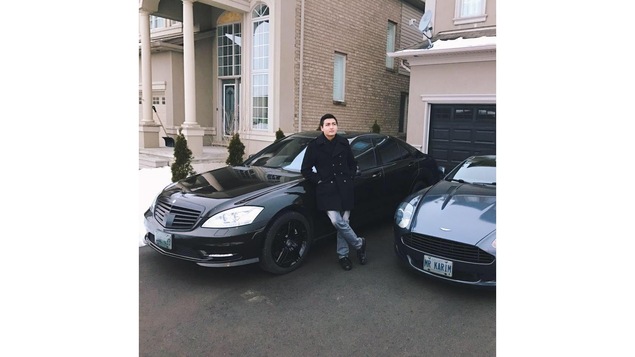 Karim Baratov devant sa maison et avec des voitures de luxe Karim Baratov devant sa maison et avec des voitures de luxe