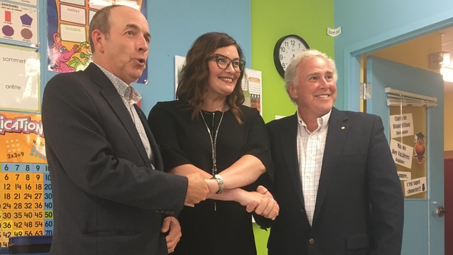 Le directeur général de la Commission scolaire de la Région-de-Sherbrooke (CSRS), André Lamarche, la députée de Richmond, Karine Vallières, et le président de la CSRS, Gilles Normand