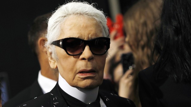 Le couturier et directeur de la maison Chanel Karl Lagerfeld, dans les coulisse de la Semaine de la mode à Milan, le 23 février 2017.