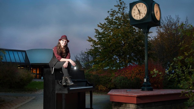 Kassandra-Anne Demers sur son piano, en plein air.