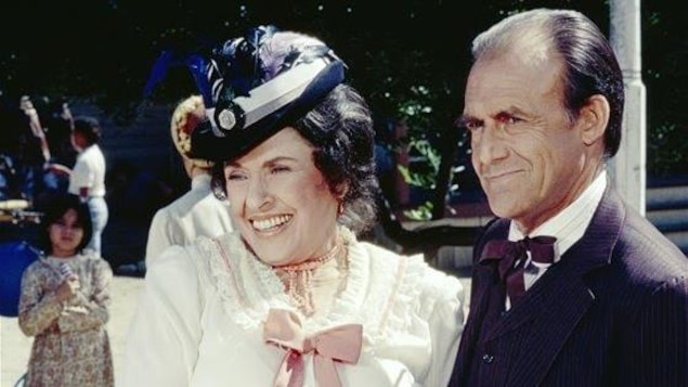 Katherine MacGregor sourit aux côtés d'un homme qui la tient par le bras dans un épisode de «La petite maison dans la prairie».