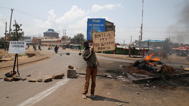 Un partisan de l'opposition démontre son support pour le candidat Raila Odinga dans les rues de Nairobi. Un partisan de l'opposition démontre son support pour le candidat Raila Odinga dans les rues de Nairobi.