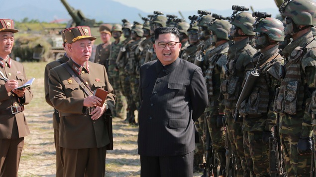 Le dictateur Kim Jong-un discute tout sourire avec son état-major. Le dictateur Kim Jong-un discute tout sourire avec son état-major.