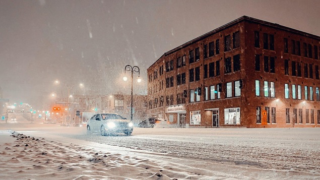Une rue sous la neige.