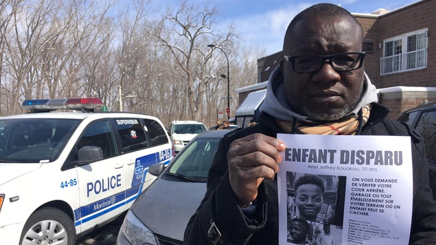 M. Kouakou montre une affiche signalant la disparition de son fils.