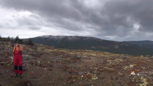 Un membre de l'équipe Suisse, près de Labrador City.