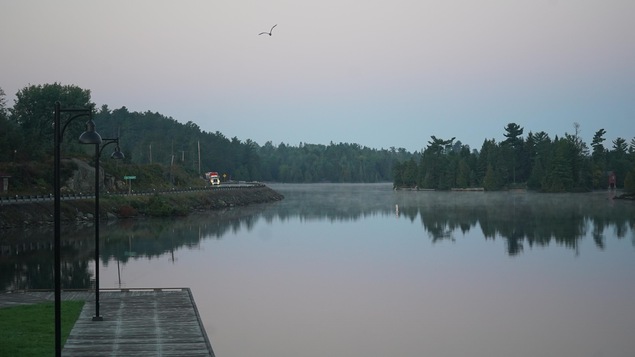 Brouillard sur le lac Temagami et route 11 en arrière plan.