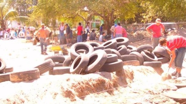 Étape de la construction d'un « Earthship » à Isla de la Piedra, au Mexique. Étape de la construction d'un « Earthship » à Isla de la Piedra, au Mexique.