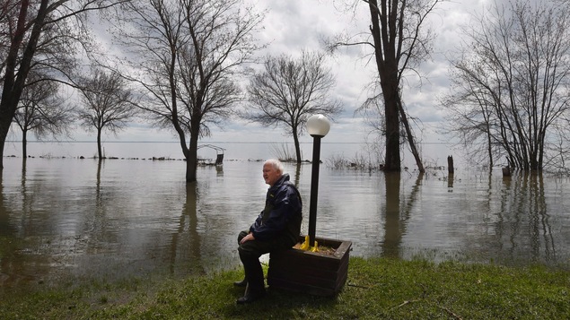 Paul Diamond se repose devant le Lac Saint-Pierre pour y vérifier l'état de son chalet.