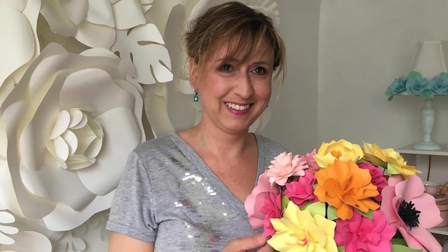 Chantal Larocque tenant un bouquet de fleurs en papier