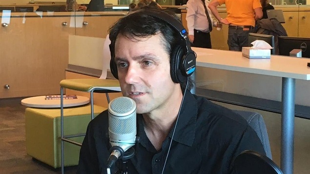 Laurie LeBlanc au micro de l'émission Le Réveil du N.-B., de Radio-Canada Acadie
