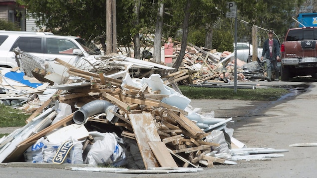 Les débris dans les rues de Laval après les inondations Les débris dans les rues de Laval après les inondations