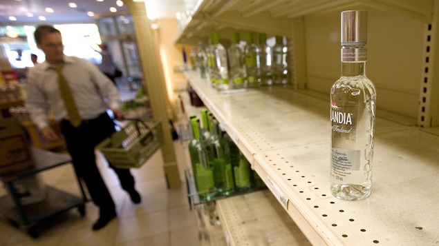 Une bouteille d'alcool sur une tablette