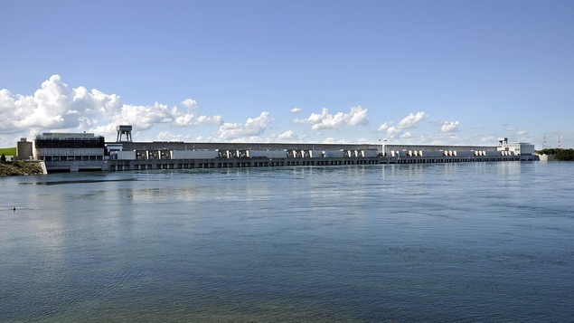 Les autorités ont ouvert le barrage de Cornwall pour abaisser le niveau du lac Ontario. Les autorités ont ouvert le barrage de Cornwall pour abaisser le niveau du lac Ontario.