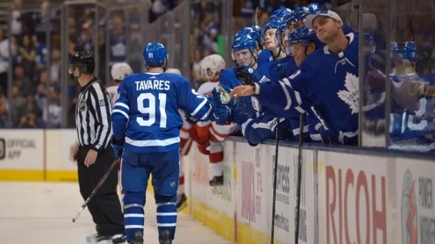 des joueurs de hockey sur la glace, avec Tavares
