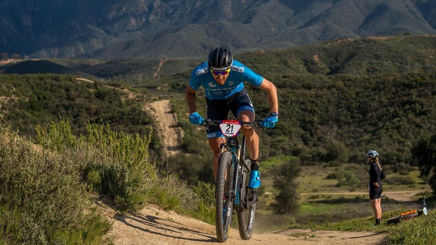Un jeune cycliste fait du vélo.