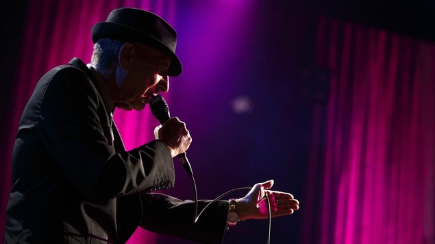 Leonard Cohen lors d'une prestation au Festival International de Jazz de Montréal, le 4 juillet 2013.