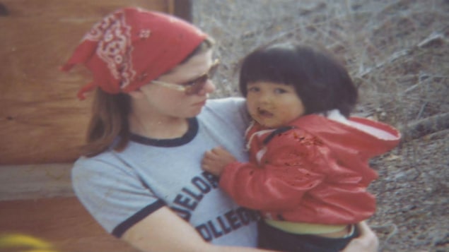 Leticia Racine dans les bras de sa mère adoptive 4 mai 1978 Leticia Racine dans les bras de sa mère adoptive 4 mai 1978