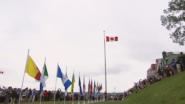 Cérémonie protocolaire du lever du drapeau
