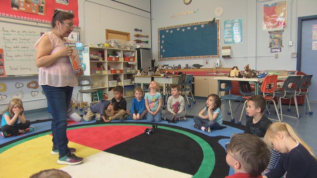Linda Harvey enseigne le tutchone du Sud dans une école de Whitehorse. Linda Harvey enseigne le tutchone du Sud dans une école de Whitehorse.