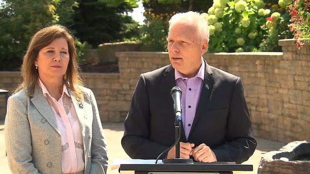 Les visages du chef de l’opposition officielle, Jean-François Lisée, et de la porte-parole en matière de santé, d’accessibilité aux soins et de soutien à domicile, Diane Lamarre Les visages du chef de l’opposition officielle, Jean-François Lisée, et de la porte-parole en matière de santé, d’accessibilité aux soins et de soutien à domicile, Diane Lamarre