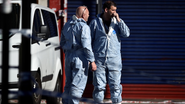 Des experts judiciaires enquêtent sur les lieux de l'attentat. Des experts judiciaires enquêtent sur les lieux de l'attentat.