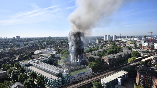 De la fumée s'échappe de cet immeuble résidentiel de 24 étages dans un quartier de l'ouest de Londres après que les flammes l'aient complètement ravagé. De la fumée s'échappe de cet immeuble résidentiel de 24 étages dans un quartier de l'ouest de Londres après que les flammes l'aient complètement ravagé.