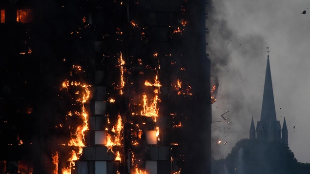 Des flammes et de la fumée s'échappent de la tour à appartements située sur Latimer Road dans l'ouest de Londres.