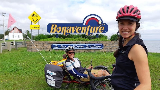 Patrick Beckrich d'Accès-Cycle et Luce Thériault de l'Unité régionale loisir et sport Gaspésie-Îles-de-la-Madeleine parcourent la Gaspésie à vélo.