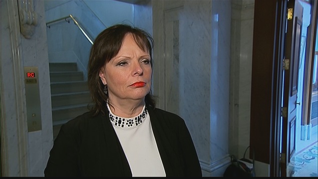 La ministre Lucie Charlebois dans les corridors de l'Assemblée nationale