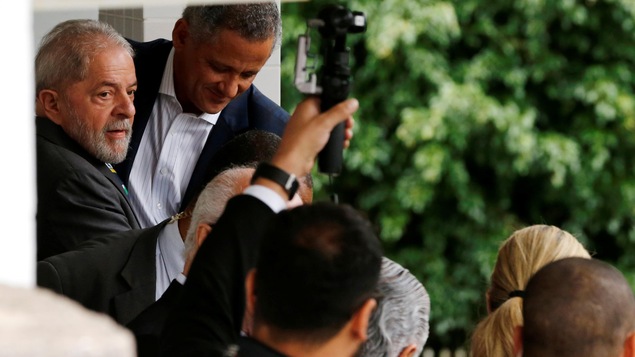 L'ex-président Lula da Silva quitte le bureau de son avocat. L'ex-président Lula da Silva quitte le bureau de son avocat.