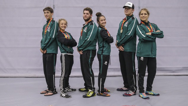 Six jeunes athlètes médaille au cou Six jeunes athlètes médaille au cou