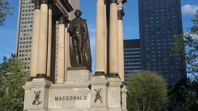 Une statue de Sir John A. Macdonald, à la place du Canada