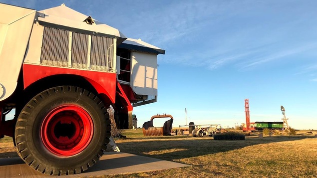 Un gros camion en avant-plan, et dans le fond, encore de la machinerie