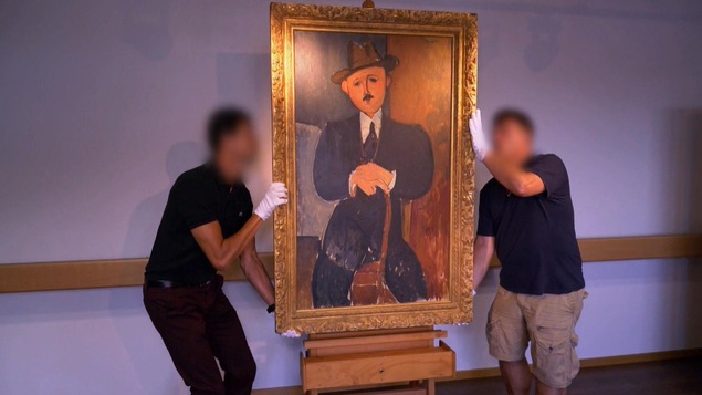 L’homme assis appuyé sur une canne aux Ports Francs de Genève L’homme assis appuyé sur une canne aux Ports Francs de Genève