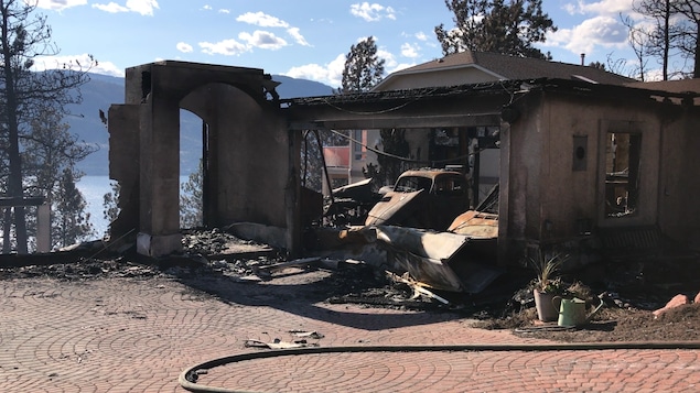 Une maison détruite dans le feu de forêt de Lake Country en Colombie-Britannique. Une maison détruite dans le feu de forêt de Lake Country en Colombie-Britannique.