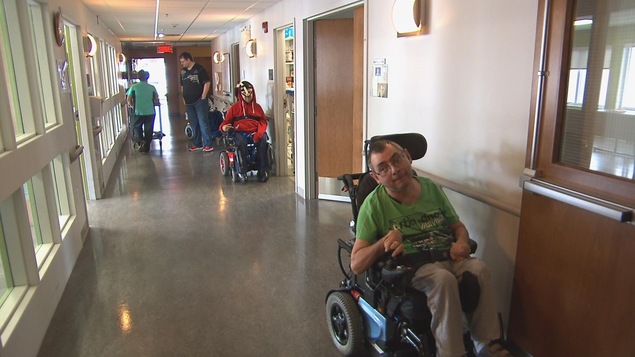 Des patients de la Maison Jean-Eudes Bergeron dans le corridor. Des patients de la Maison Jean-Eudes Bergeron dans le corridor.