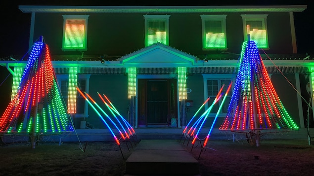 Une maison avec de nombreuses lumières de Noël